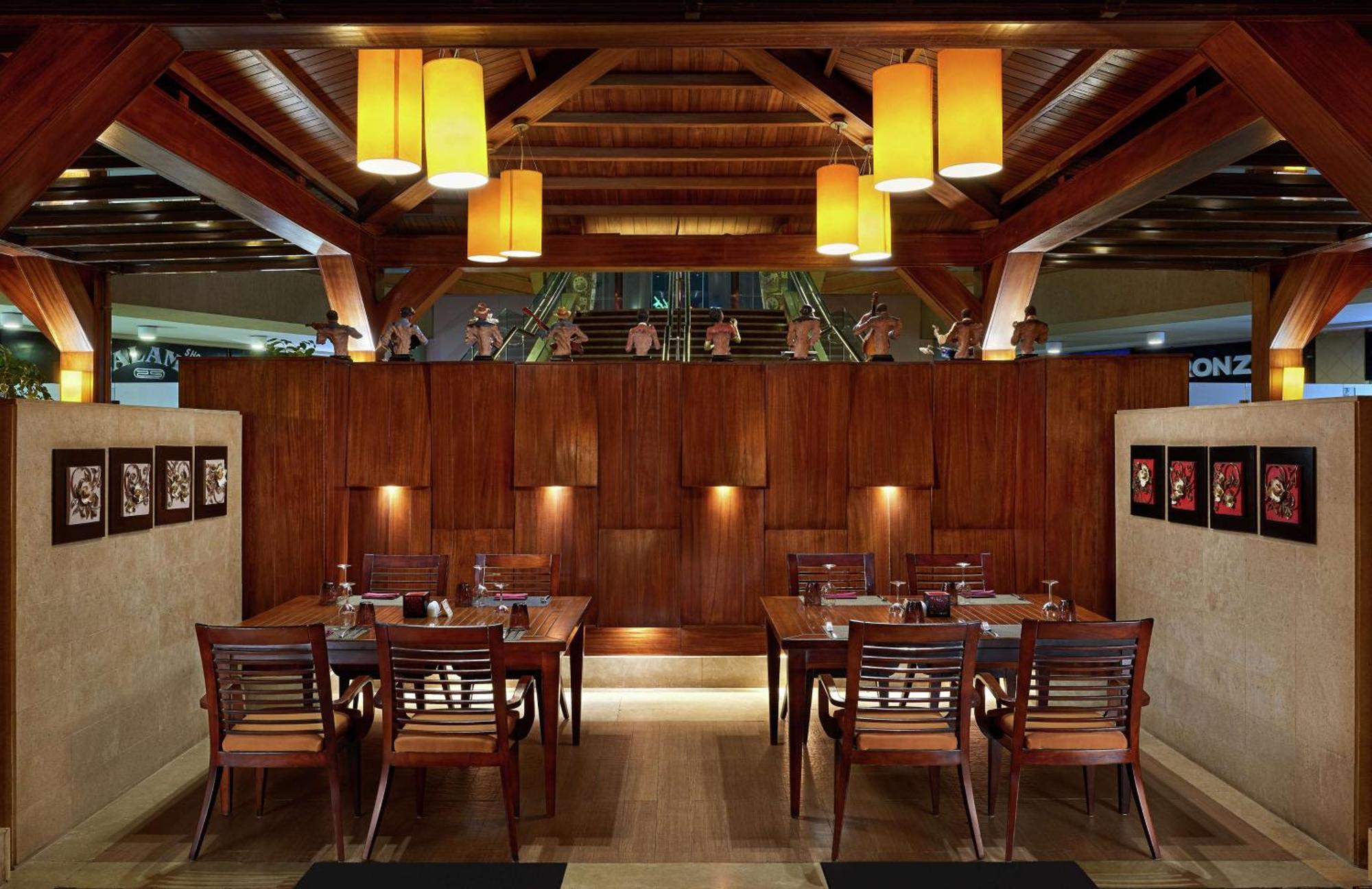 Hilton Alexandria Green Plaza Exterior photo The interior of the restaurant